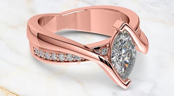 Rose gold ring with small and big diamonds