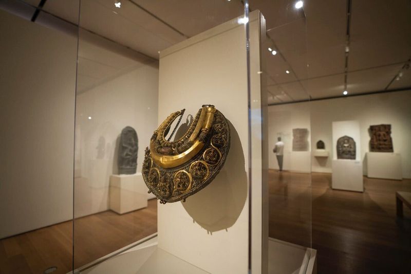 A necklace said to have been given to the Hindu goddess Taleju by a Nepali king, on display at the Art Institute of Chicago, came from the Alsdorf collection