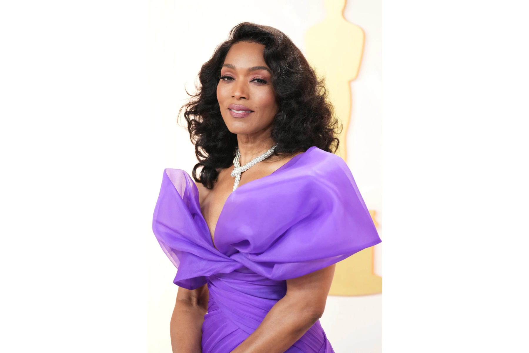 Angela Bassett at the 2023 Oscars wearing a Bulgari High Jewelry Serpenti necklace in white gold with two pear-shaped diamonds