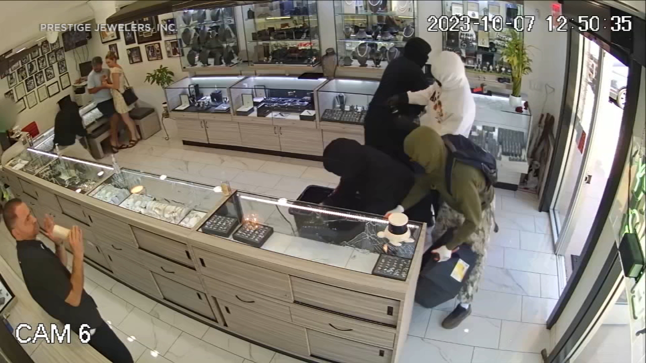 Smash-and-Grab Thieves Target Manhattan Beach Jewelry Store - Employee Opens Fire
