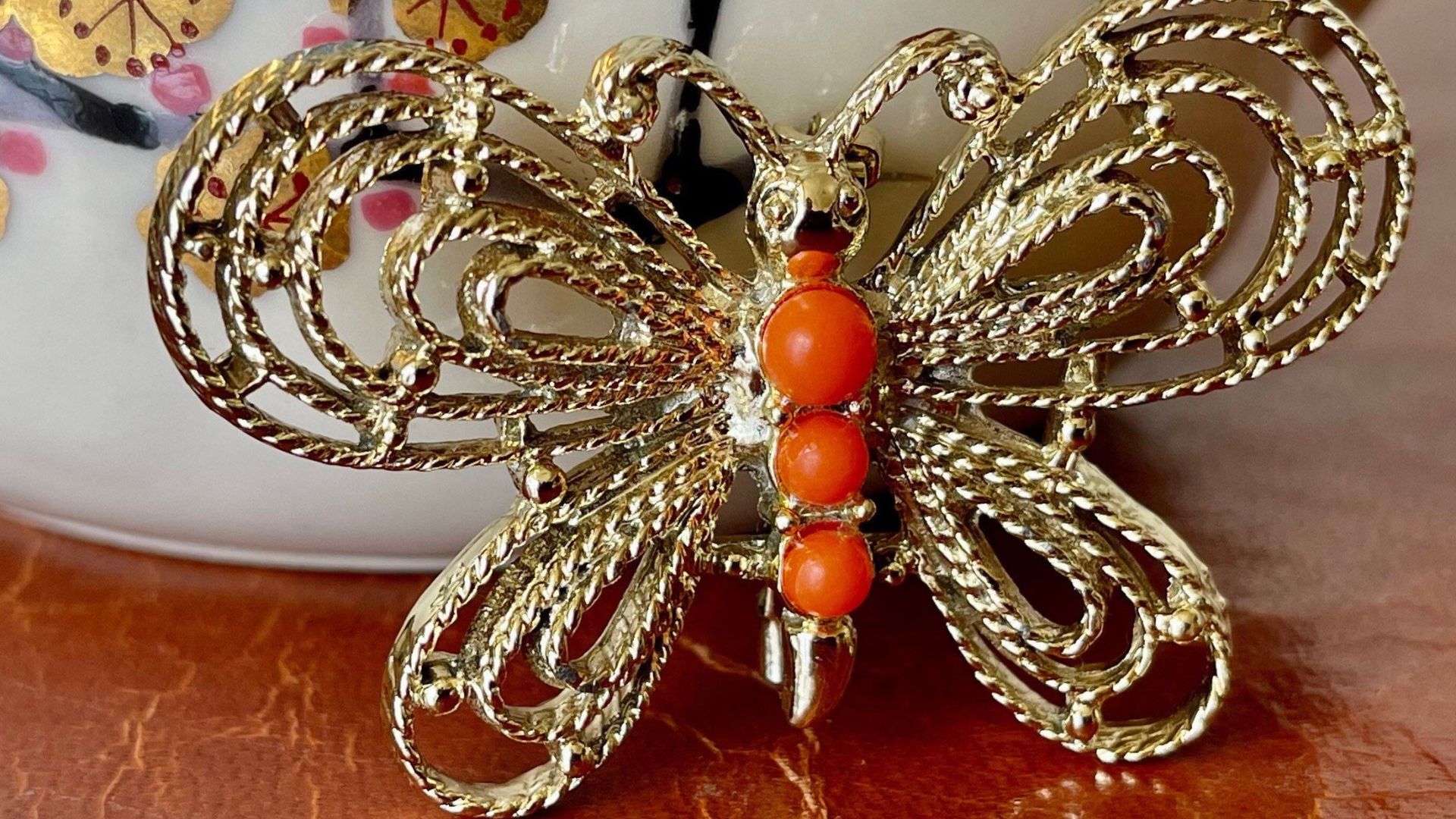 Retro Chic Vintage Jewelry - A Journey Through Time And Style